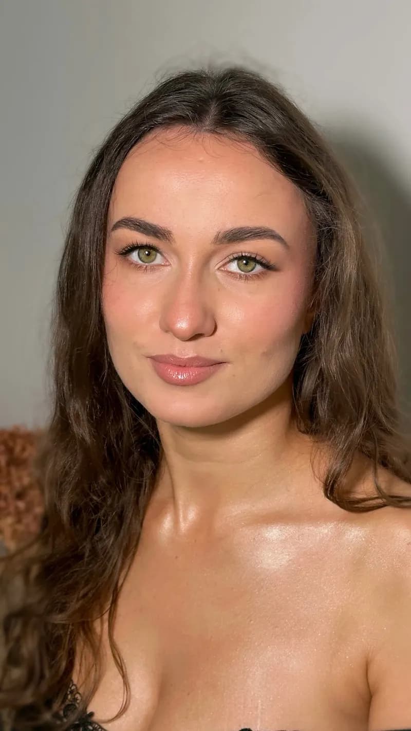 Makijaż okolicznościowy z rozświetloną cerą – portret en face