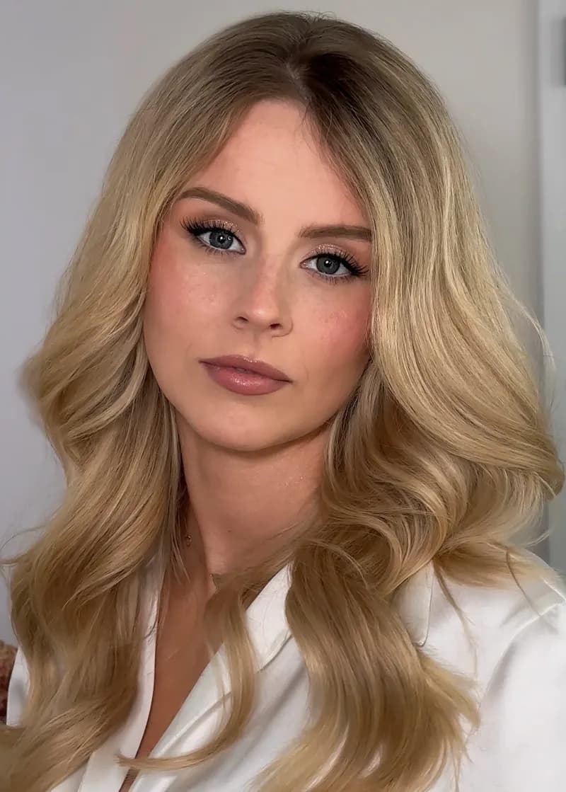 Makijaż okolicznościowy z kreską i różanymi ustami – portret en face